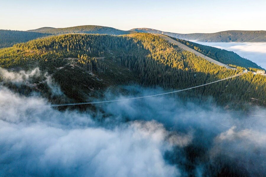 sky bridge widok na most i chmury