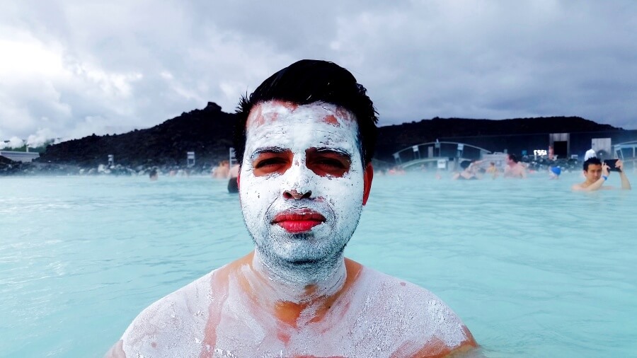 blue lagoon islandia mężczyzna z maseczką